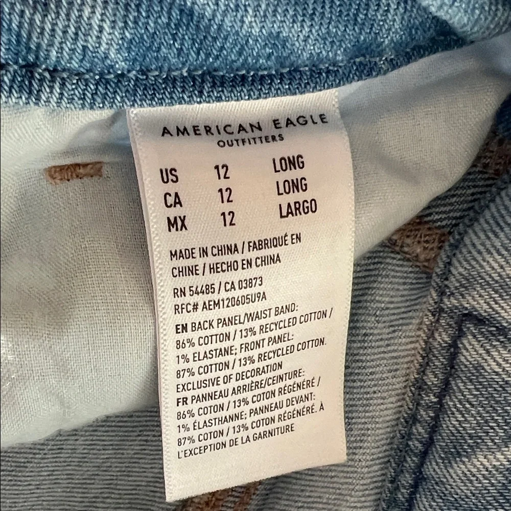 American Eagle Women’s Strigid Curvy Distressed Mom Jeans - Picture 5 of 6